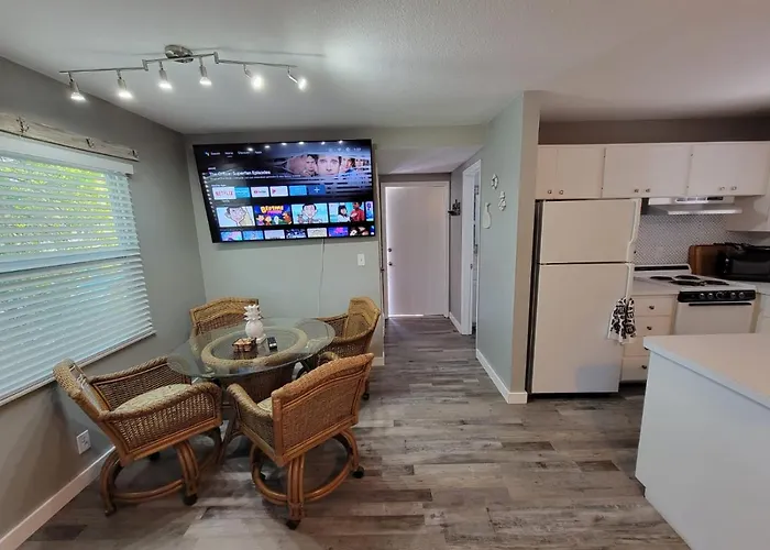 Walk To Siesta Beach, Restaurants, Shopping & More!