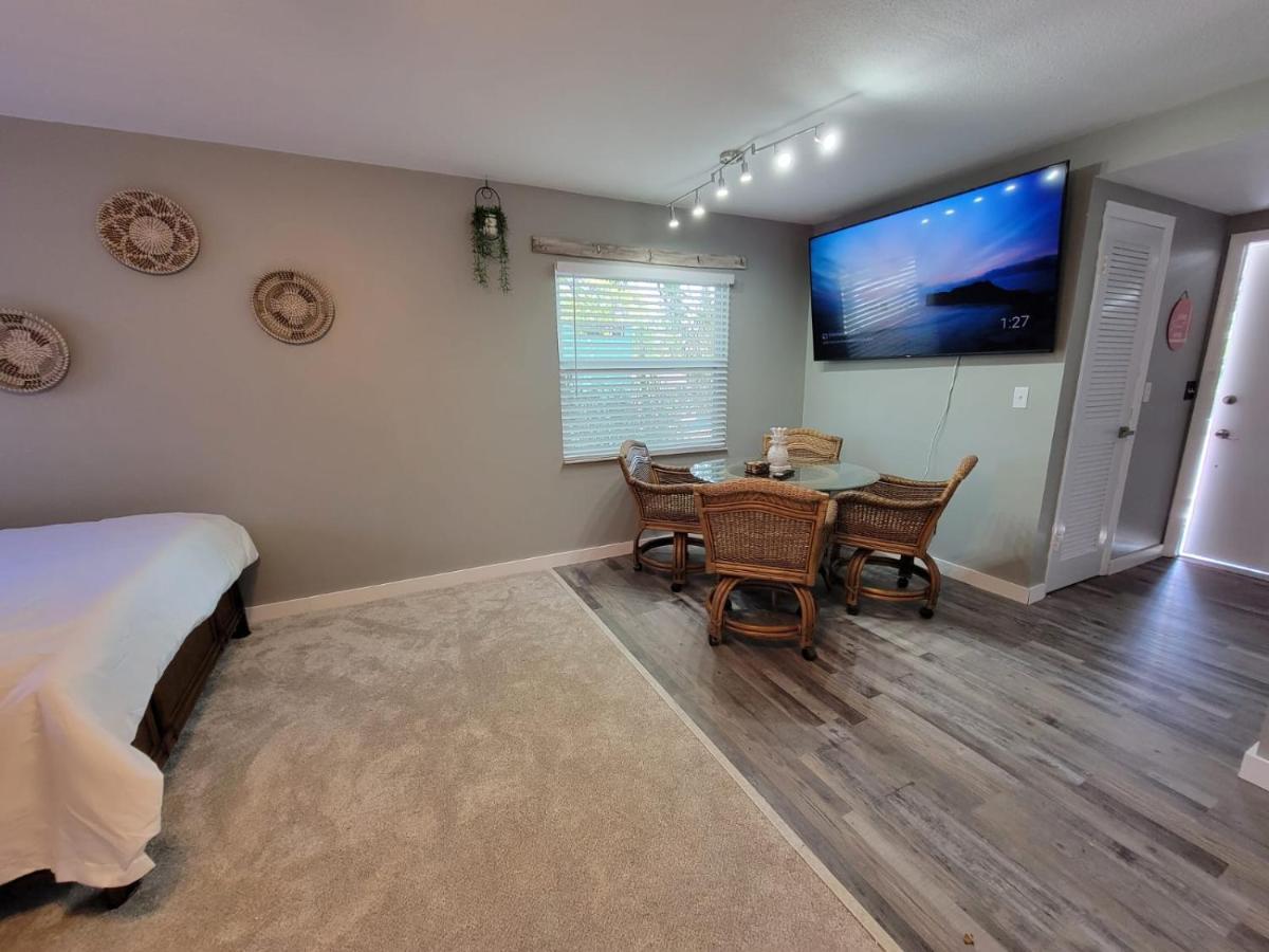 Walk To Siesta Beach, Restaurants, Shopping & More! * Sarasota