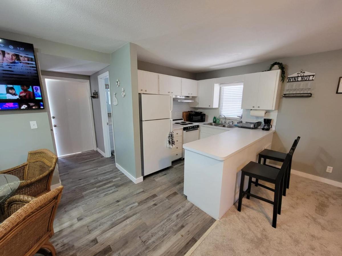 Walk To Siesta Beach, Restaurants, Shopping & More!